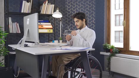 Un-Trabajador-Discapacitado-Sentado-En-Silla-De-Ruedas-Trabajando-En-La-Computadora.